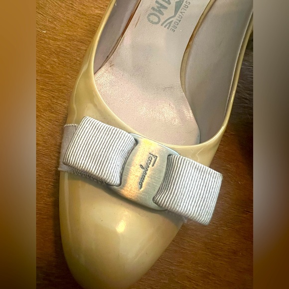 Salvatore Ferragamo Vara Bow logo round toe patent leather pumps beige - Picture 3 of 10